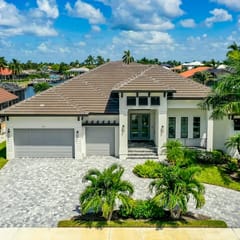 Luxurious Waterfront 4 Bed Island Retreat