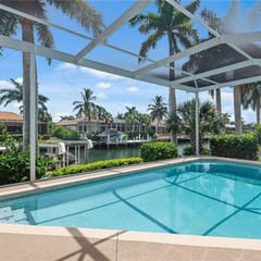 Updated 4 Bed & Waterfront I Walk to Beach