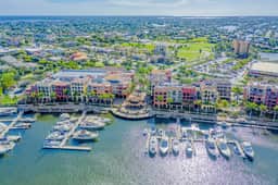 Luxury 3 Bed Condo at Popular Esplanade Overlooking Smokehouse Bay - Image 2