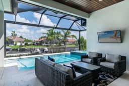 Luxurious Waterfront 4 Bed Island Retreat - Image 5