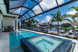 Luxurious Waterfront 4 Bed Island Retreat - Image 2