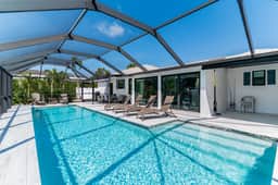 2 Bed Waterfront House I Minutes Away From The Beach - Image 3