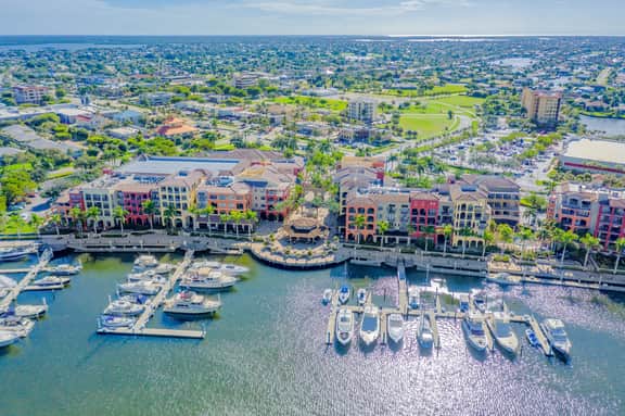 Luxury 3 Bed Condo at Popular Esplanade Overlooking Smokehouse Bay - Image 2