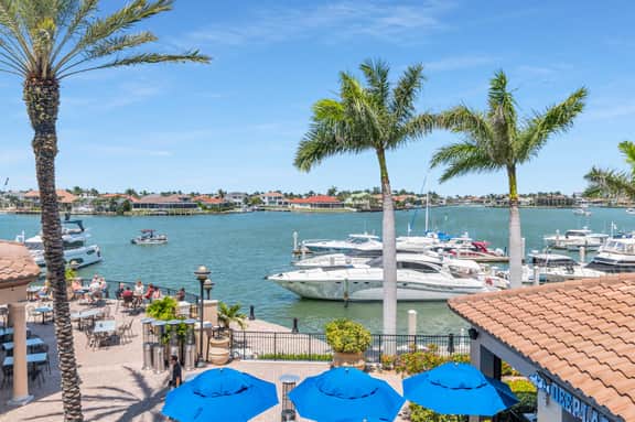 Luxury 3 Bed Condo at Popular Esplanade Overlooking Smokehouse Bay - Image 4