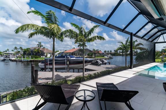 Luxurious Waterfront 4 Bed Island Retreat - Image 4