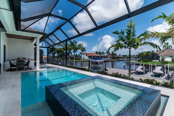 Luxurious Waterfront 4 Bed Island Retreat - Image 2