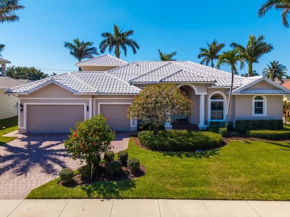 Updated 4 Bed & Waterfront I Walk to Beach - Image 4