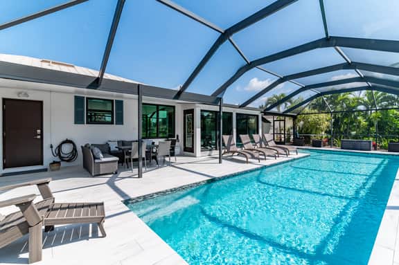 2 Bed Waterfront House I Minutes Away From The Beach - Image 4