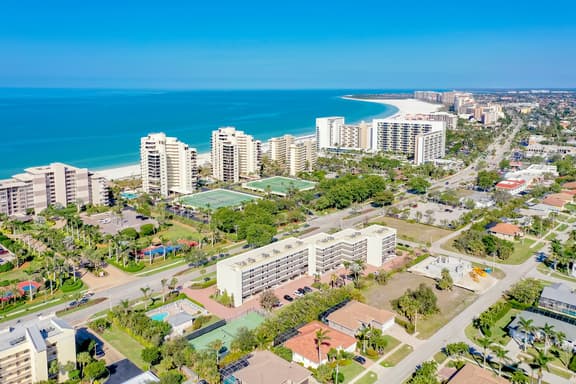 4th Floor 2 Bed I Walk to Beach & Marco Walk - Image 1