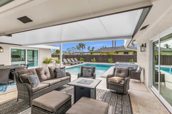 Stunning 4 Bed I Heated Pool/Hot Tub - Image 1