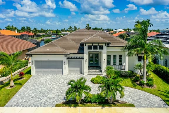 Luxurious Waterfront 4 Bed Island Retreat - Image 1