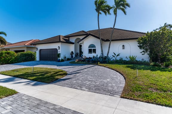 The Lighthouse" l Gorgeous Waterfront 3 Bed with Quick Access to Gulf!! - Image 1